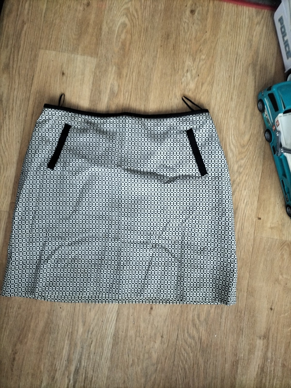 Ladies Marks And Spencer Size 12 Black And White 21 Inch Skirt