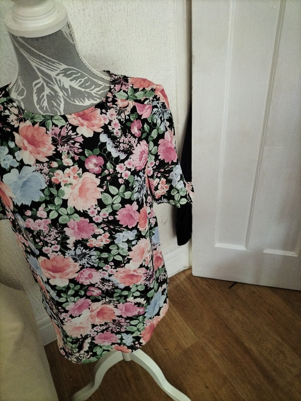 Ladies M&Co Size 8 Black Short Sleeve Blouse