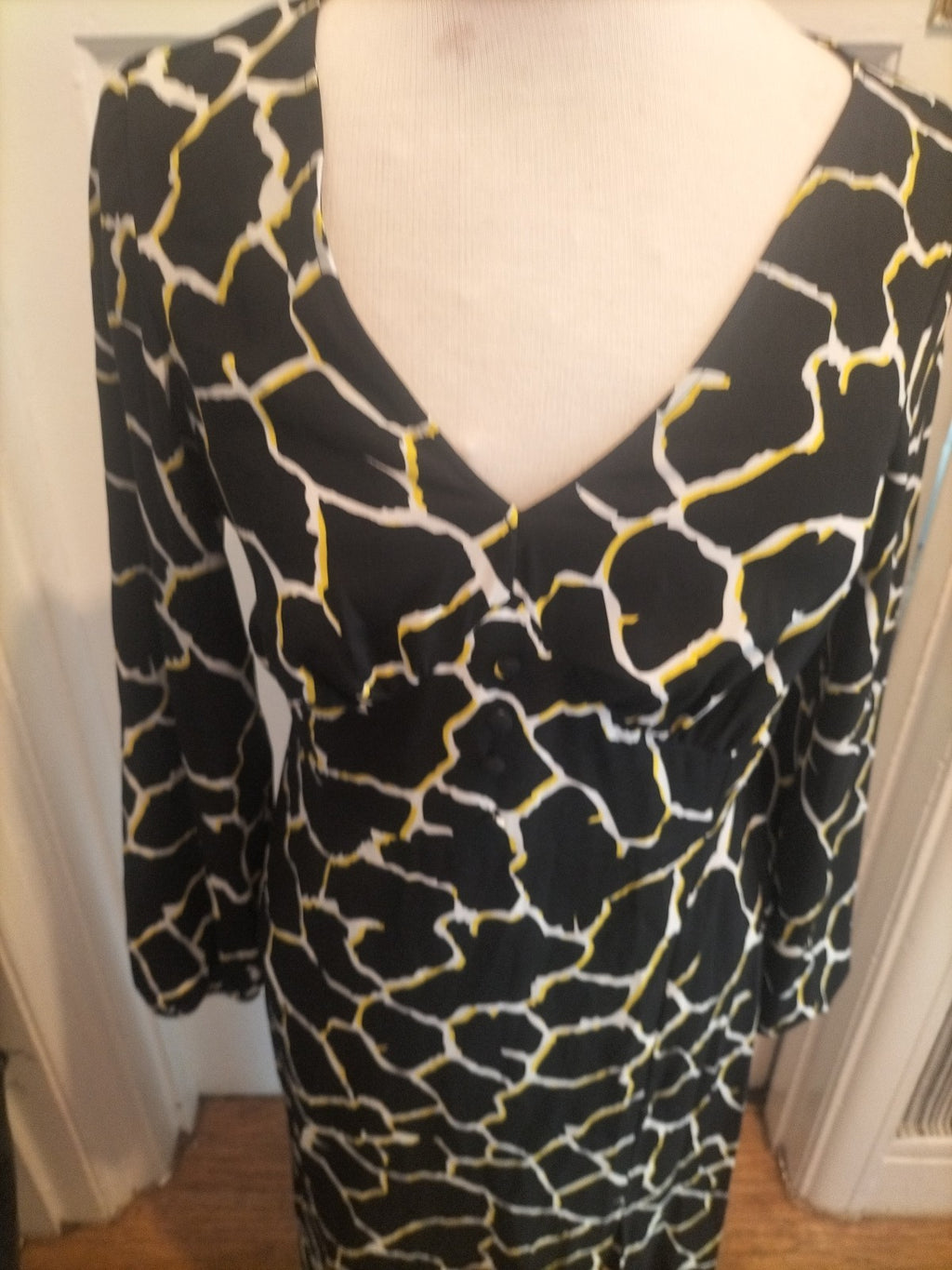Ladies Lola Skye Size 8 White Yellow Black Long Sleeved Split Hem Dress