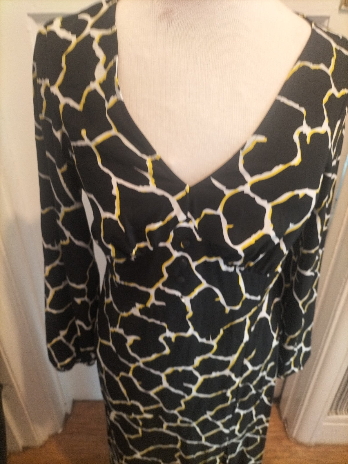 Ladies Lola Skye Size 8 White Yellow Black Long Sleeved Split Hem Dress