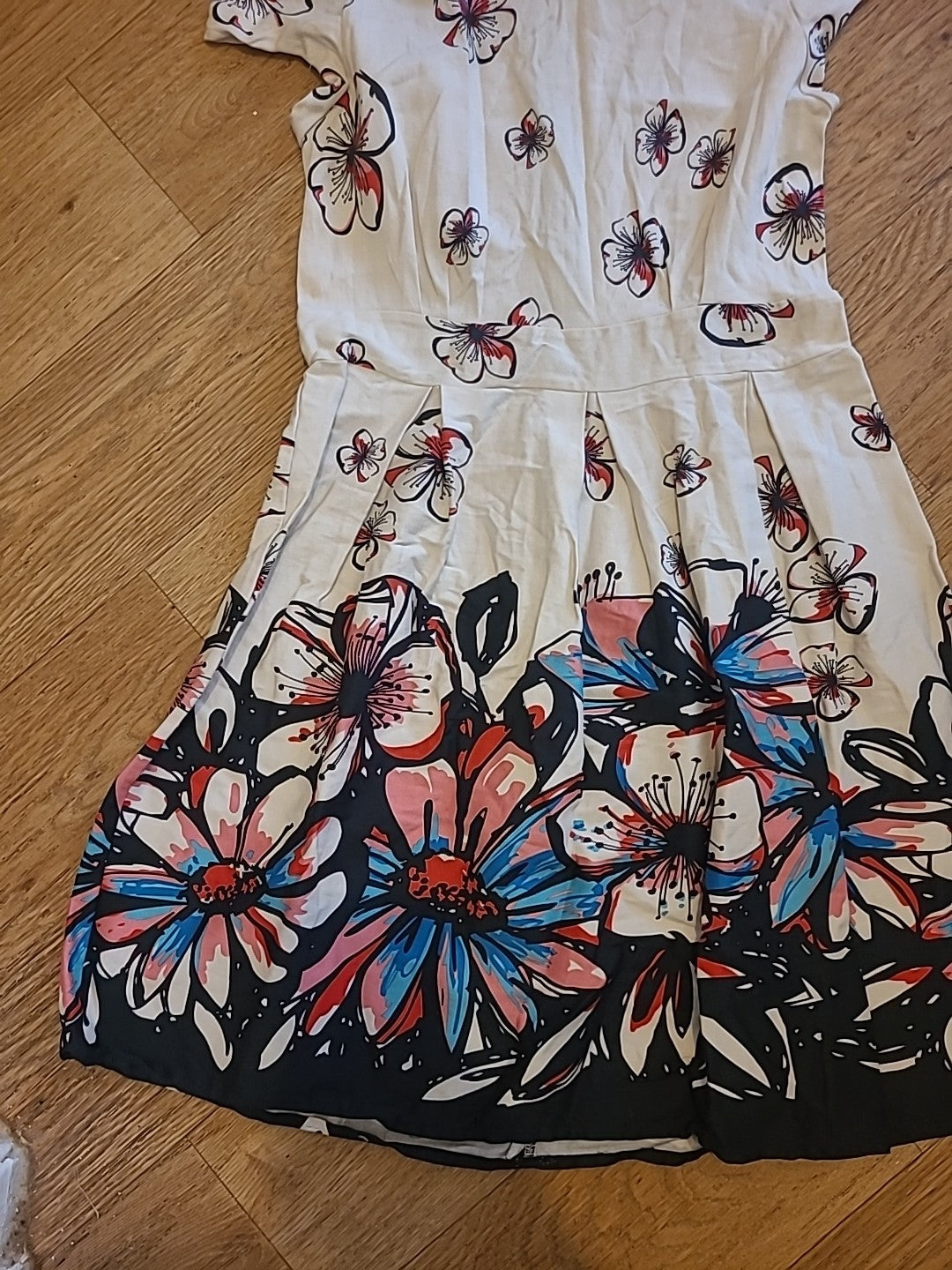 Ladies Amaya Size 10 Ivory With Black Red Floral Sleeveless Dress