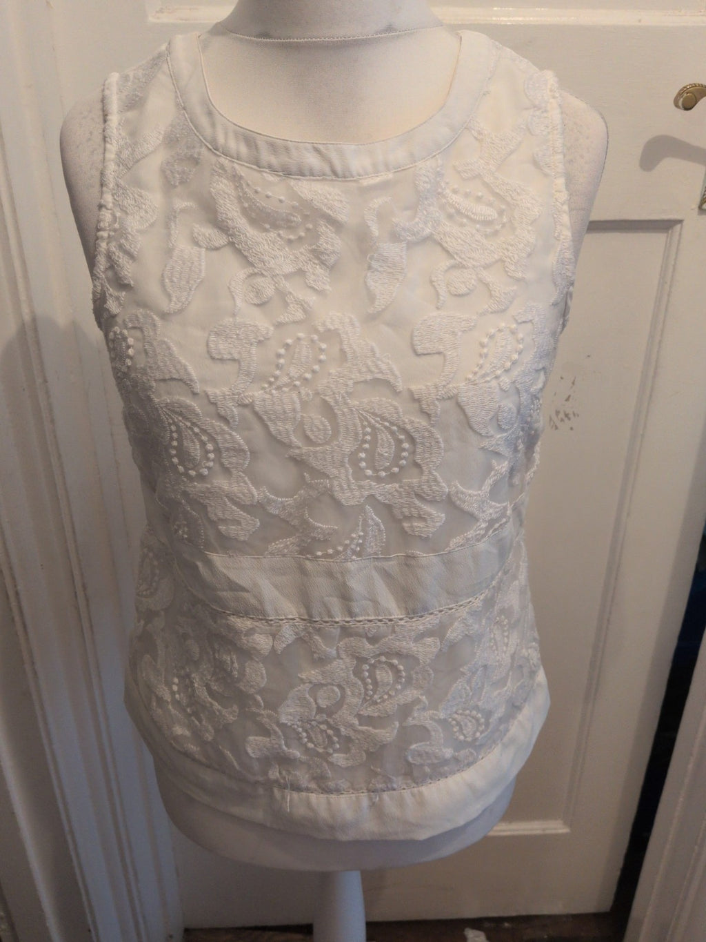 Papaya Classic 10 White Embroidery Sleeveless Blouse