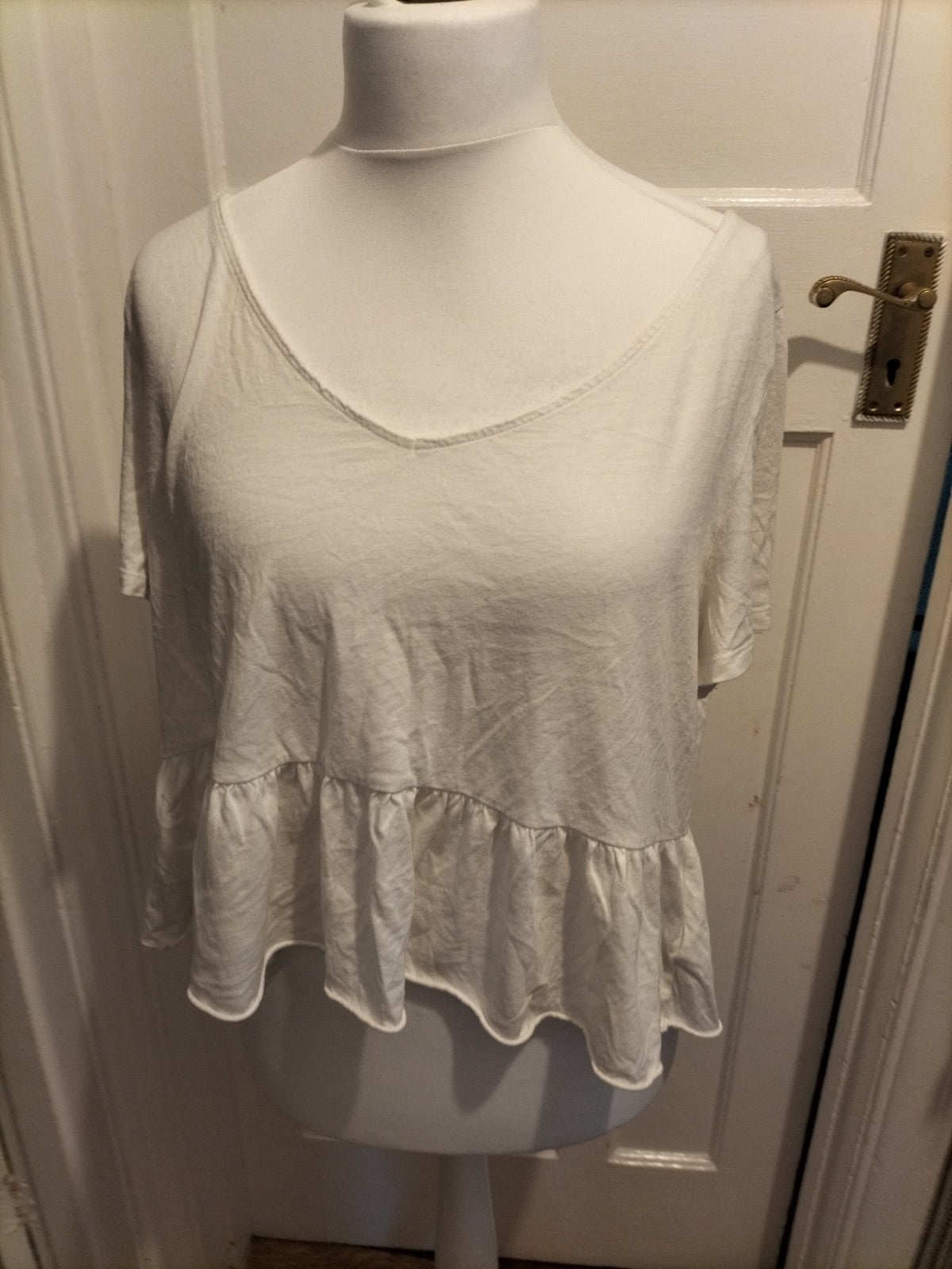 Ladies Gap Size Large White Short Sleeved Top