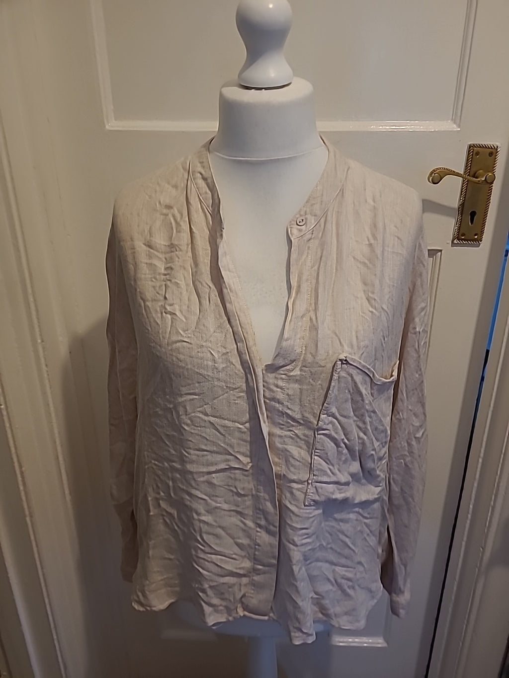 Ladies MNG Size Large Beige Short Sleeved Blouse