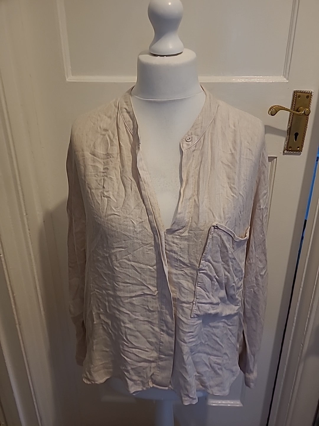 Ladies MNG Size Large Beige Short Sleeved Blouse
