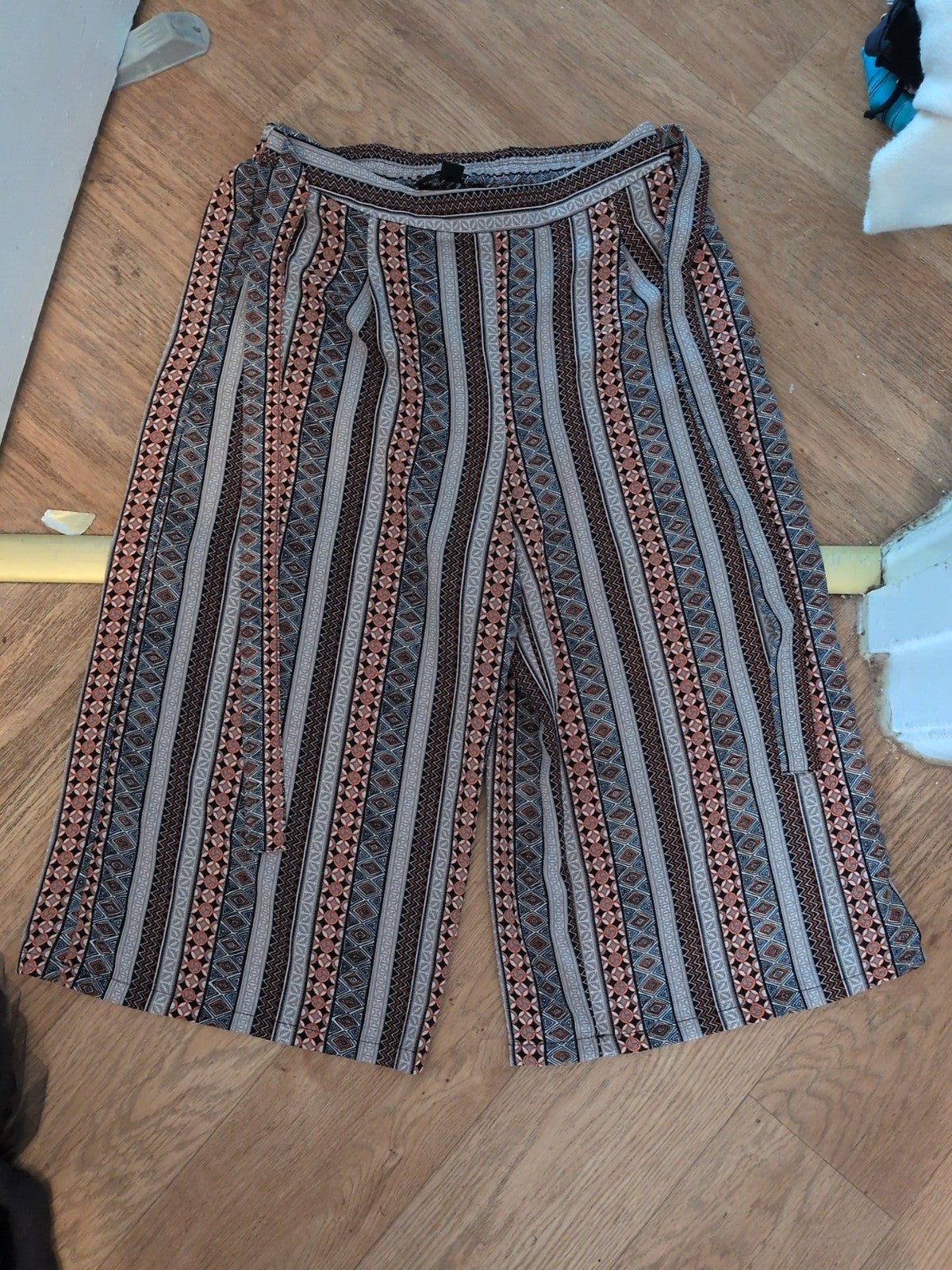 Primark 10 Aztec Pattern Crop Elasticated Trousers