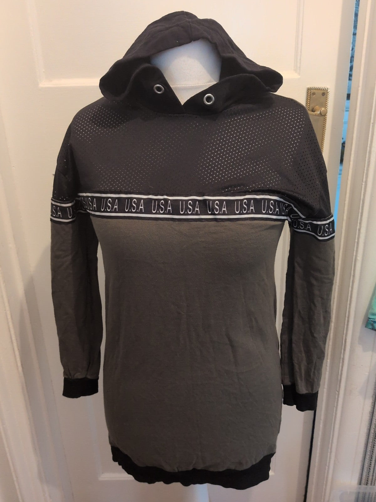 Ladies Select Size 10 Green And Black 3/4 Sleeved Hoodie