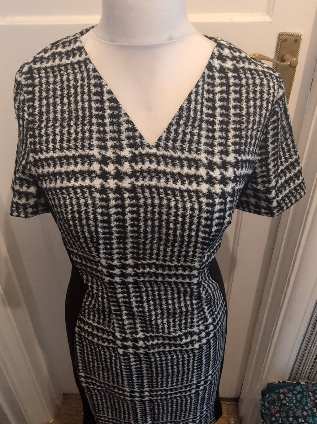 Tu  14 Black/White/Grey Short Sleeve V Neck Dress