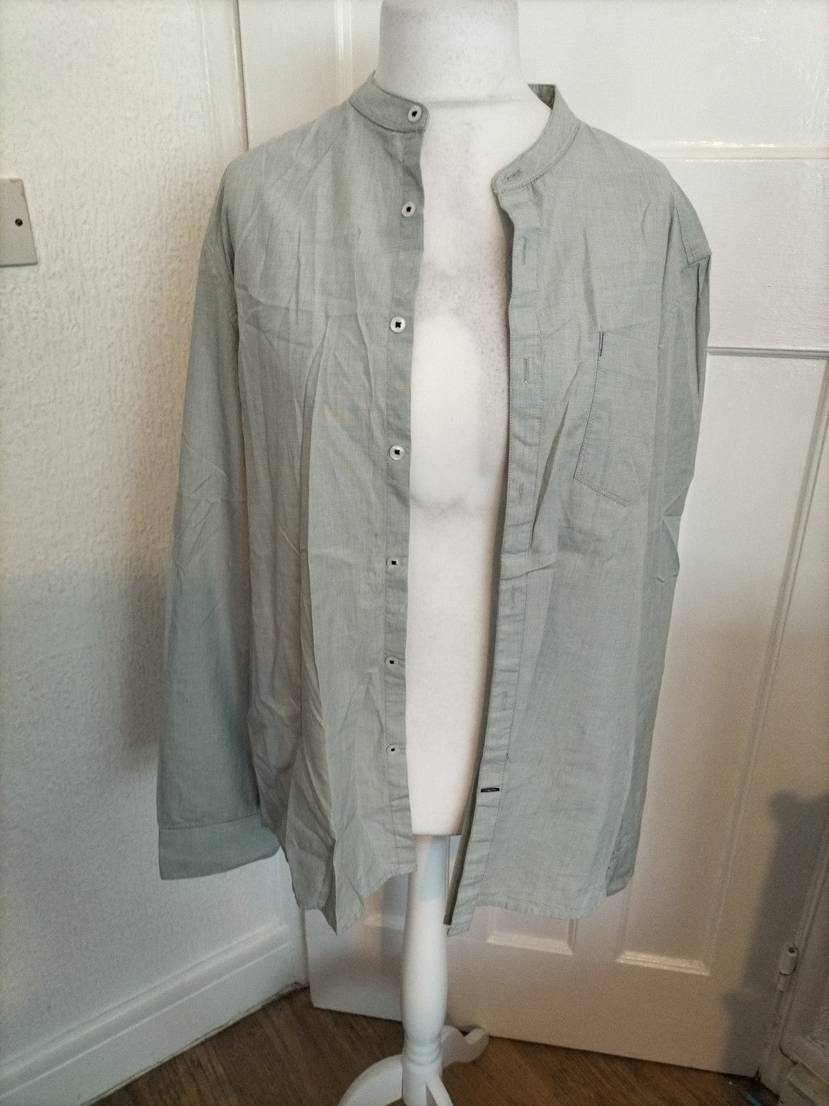 Mens Burton Size XL Grey Long Sleeved Uncollared Shirt
