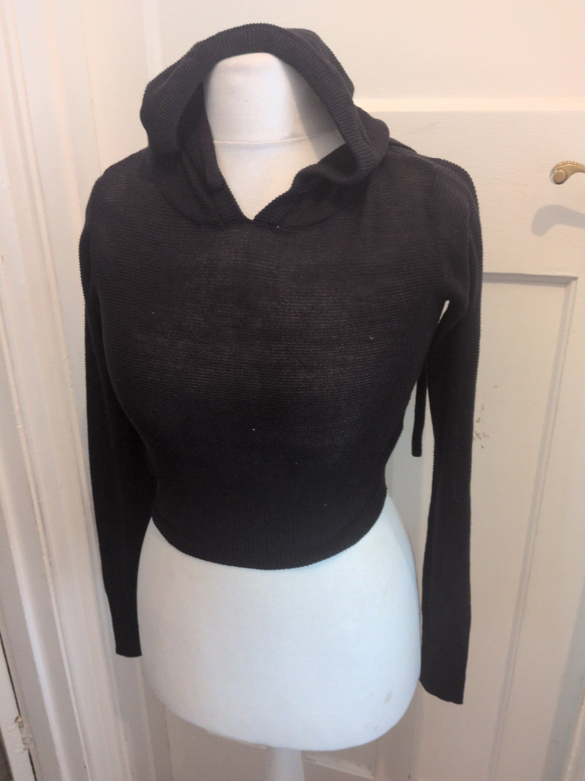 Select Small Black Pullover Cropped Hoodie