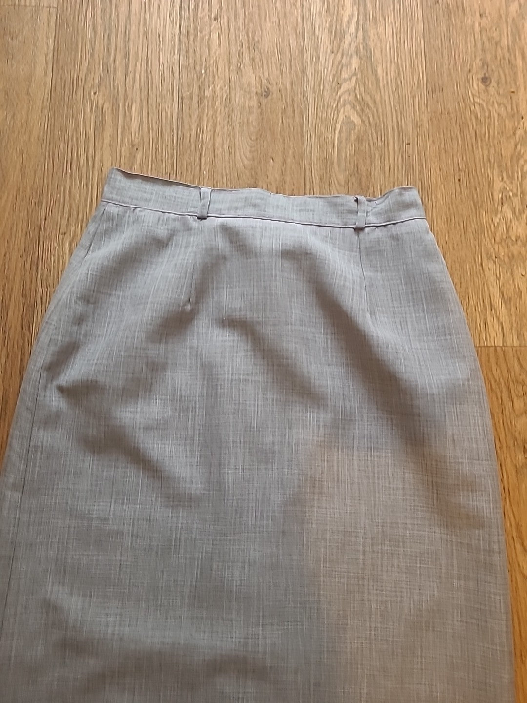 Ladies Size Medium Grey Below Knee Skirt