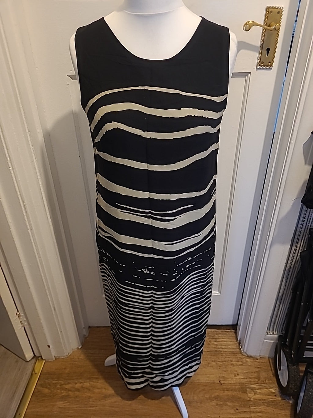 Ladies Paul Seperates Size 12 Black And Beige Sleeveless Lined Dress