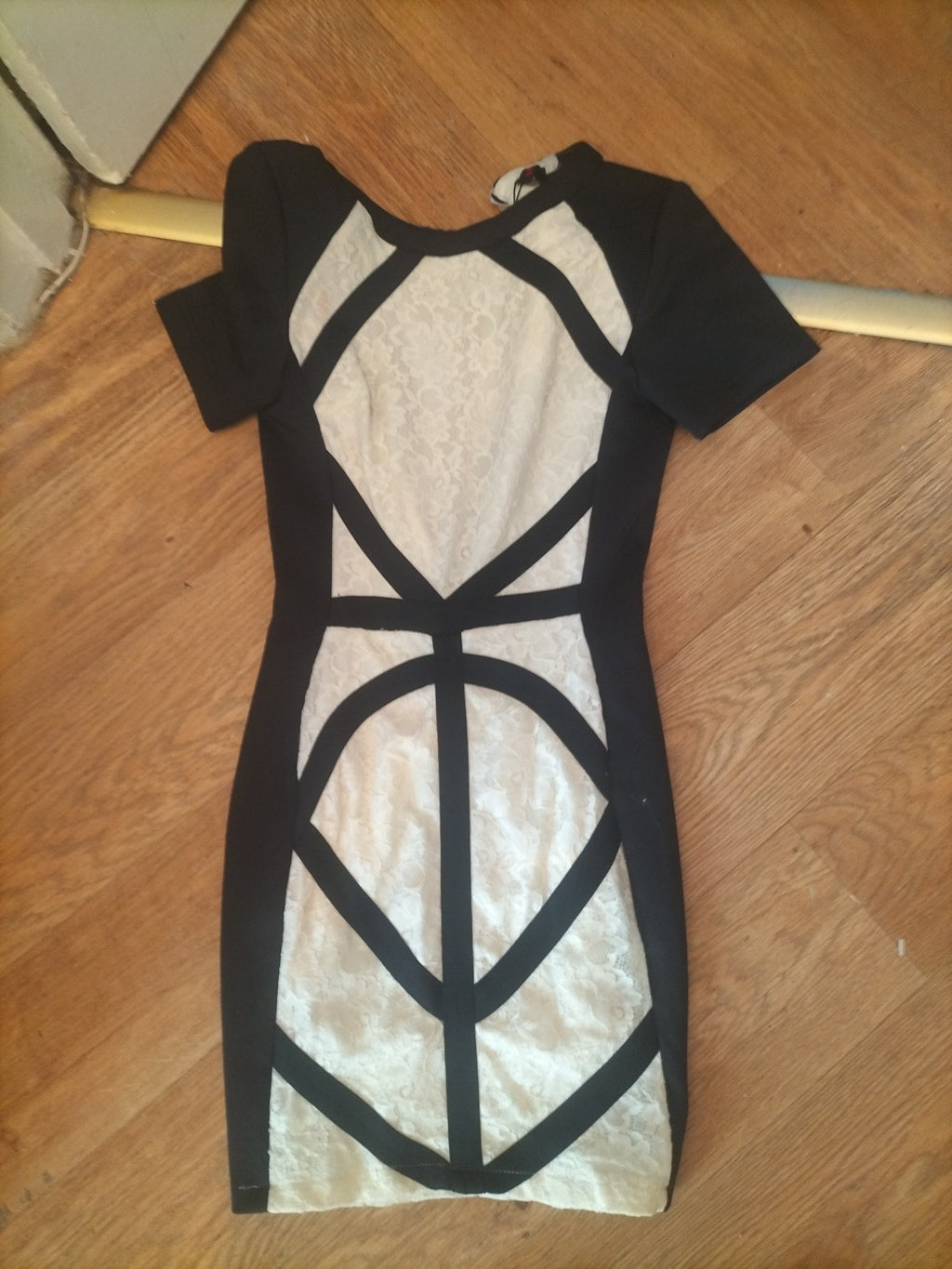 Brand new Ladies Boohoo Size 8 Cream And Black Short Sleeved Dress