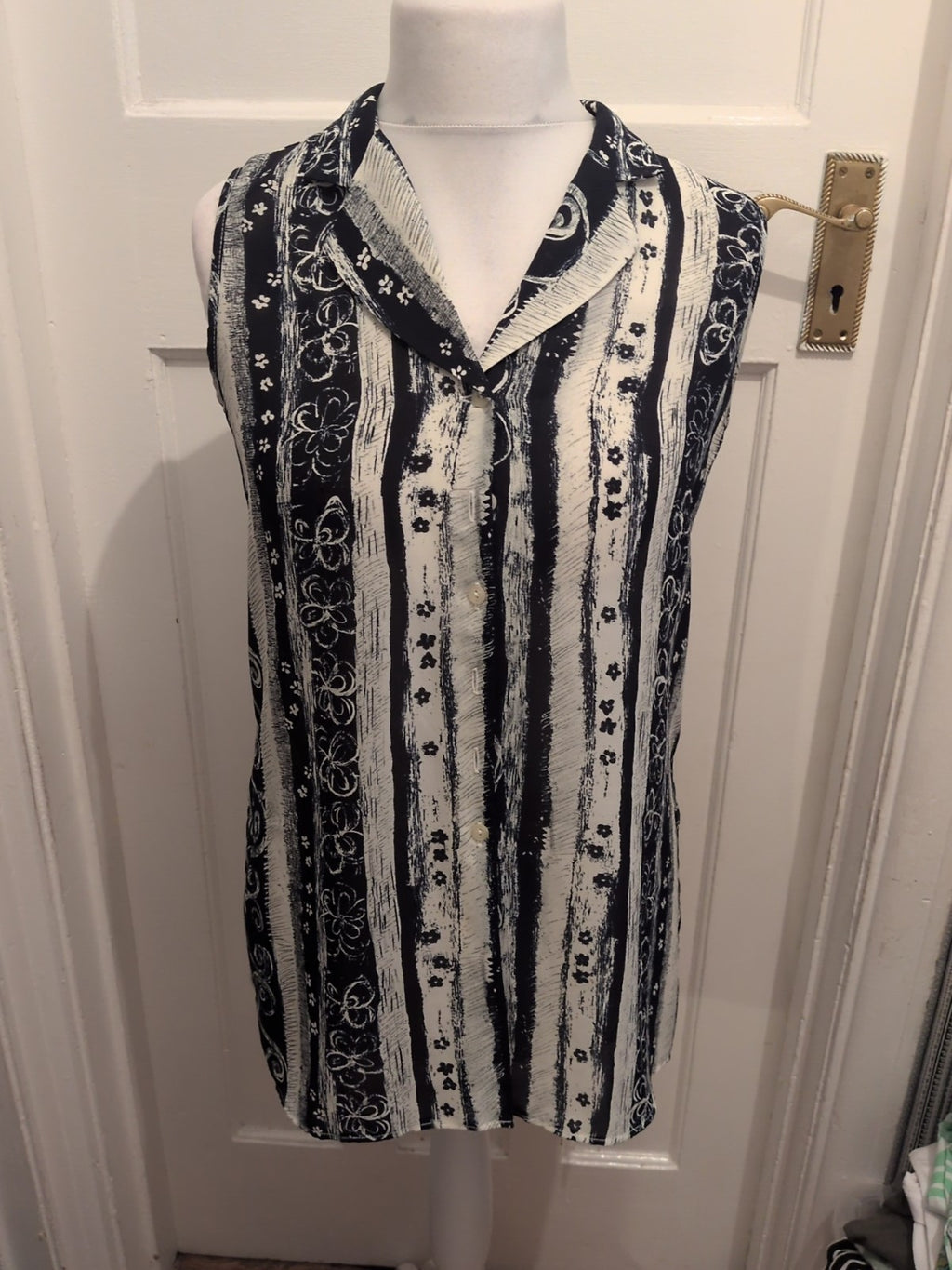 Principles 12 Navy And Ivory Floral Sleeveless Collared Blouse