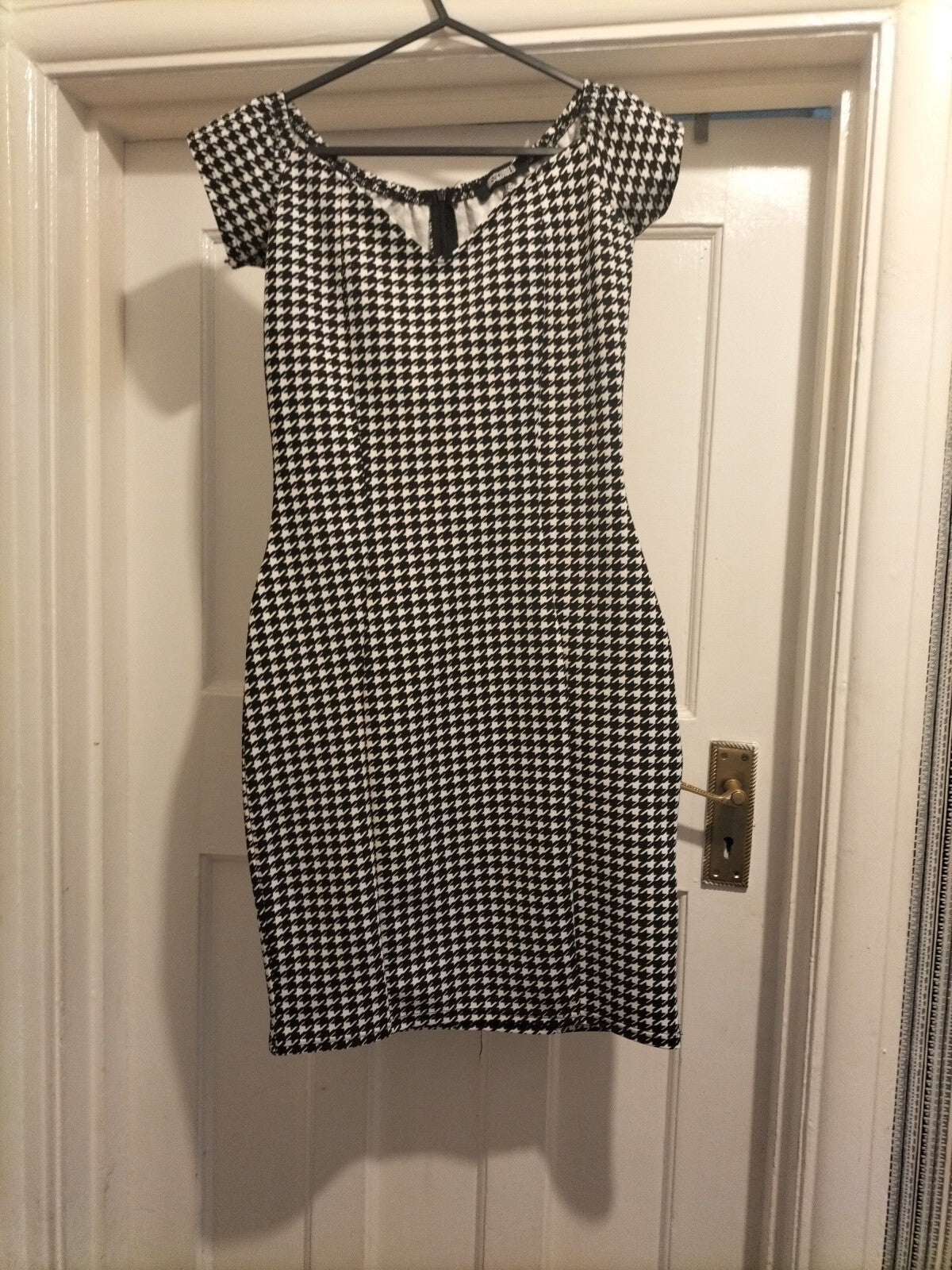 Ladies Miss Guilded Size 10 Black White Caped Sleeve Dress