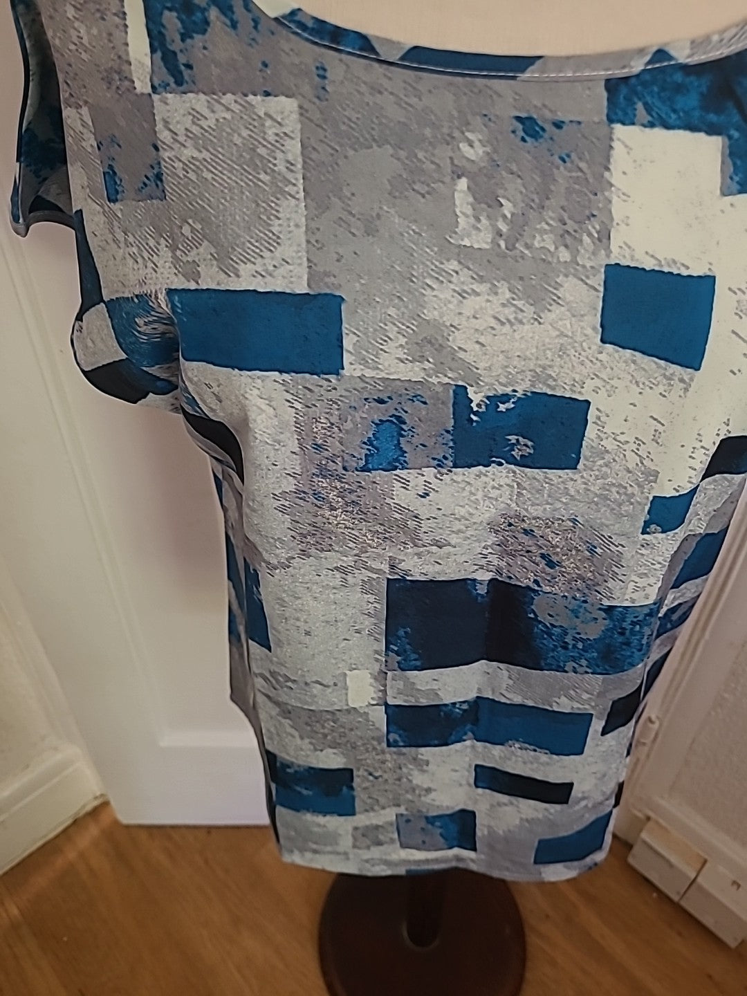 Ladies Size Med Blue/white Top Short Sleeves