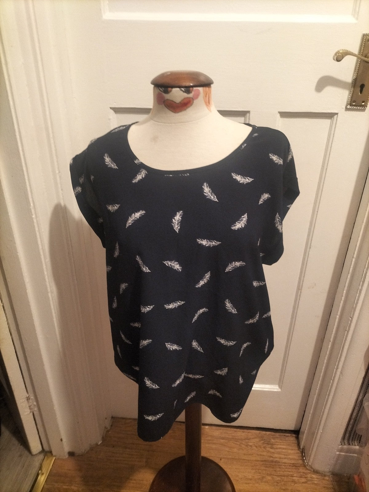 Ladies Izabel Size 14 Navy And White Feather Blouse Sleeveless