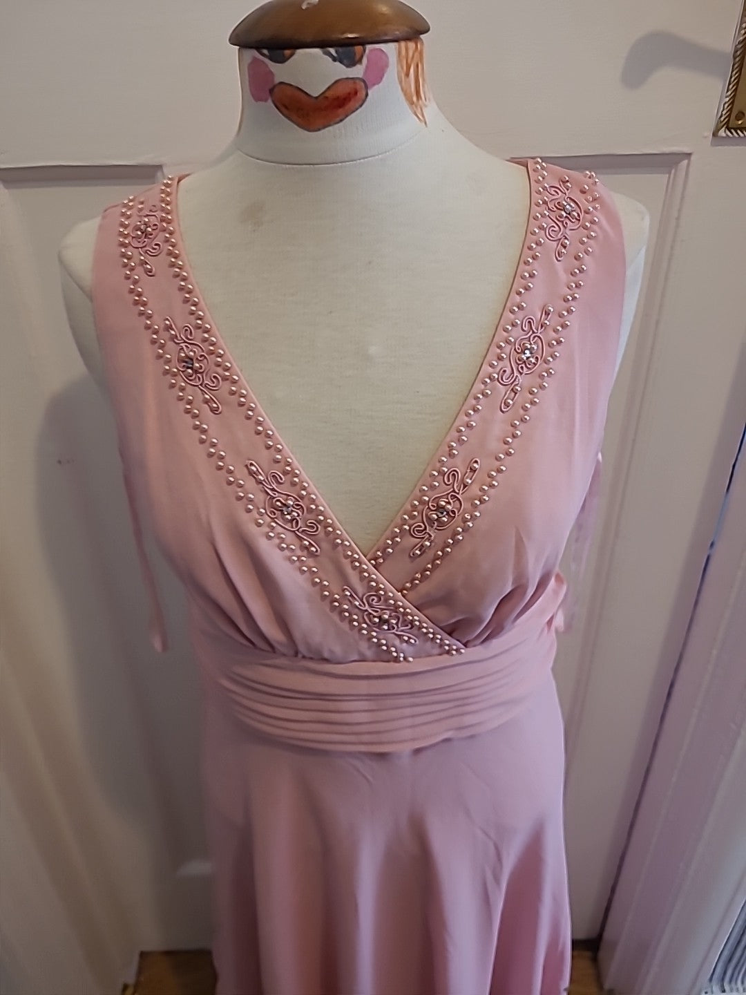 Ladies Enchanted Size 14 Pink V Neck Sleeveless Stunning Dress