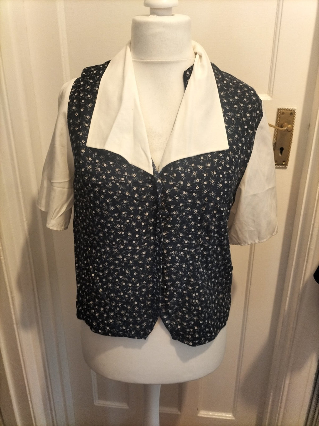 Ladies Size 16 Navy Floral With White Sleeves Blouse