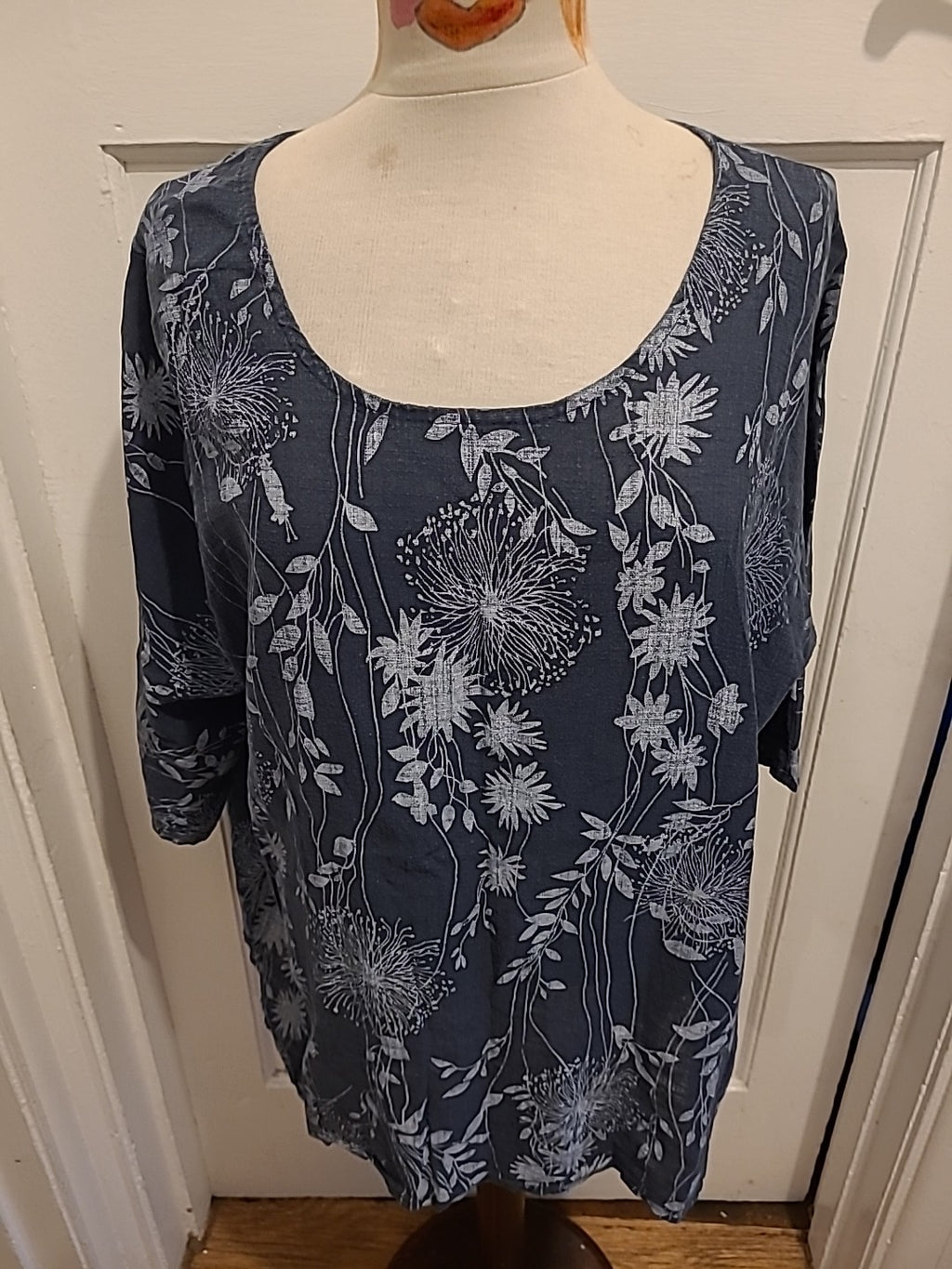 Ladies Size 2XL Grey/White Floral Short Sleeved Tshirt