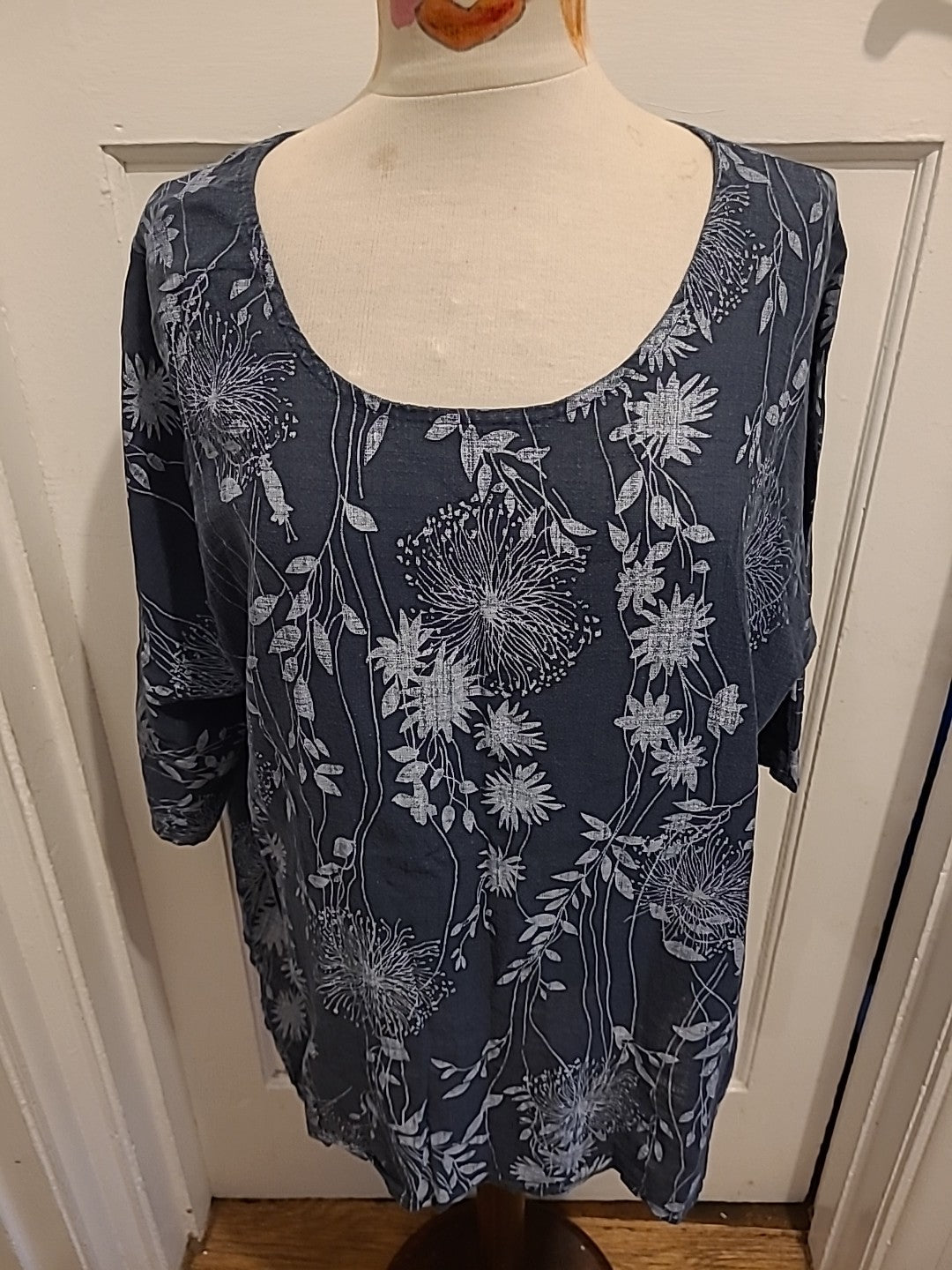 Ladies Size 2XL Grey/White Floral Short Sleeved Tshirt