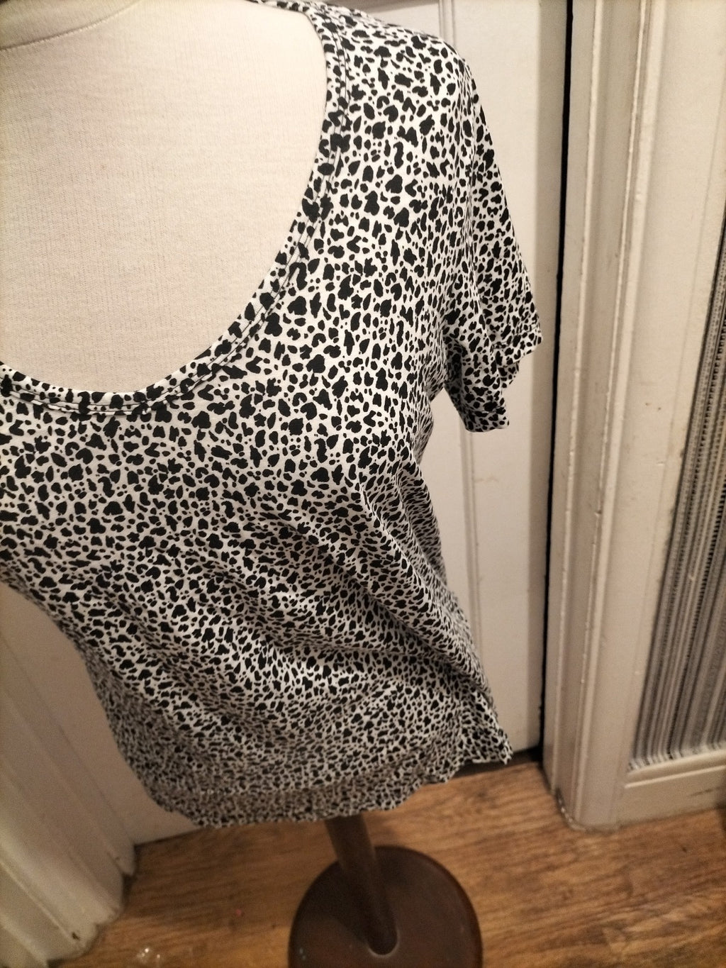 Ladies Nutmeg Size 14 Loose Fit Black White Tshirt