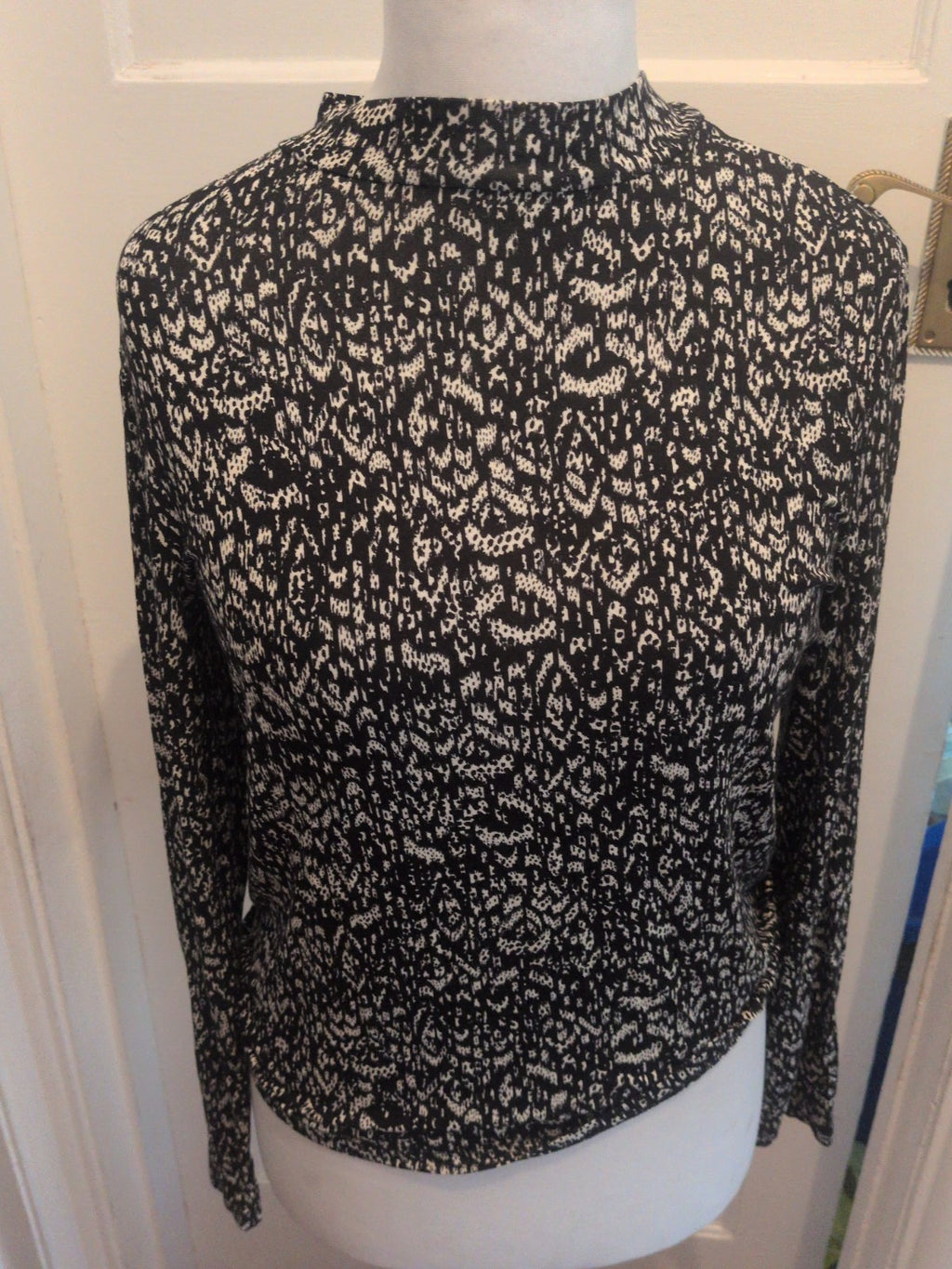 Ladies Papaya Size 14 Black And White High Neck Long Sleeved Top Free Delivery