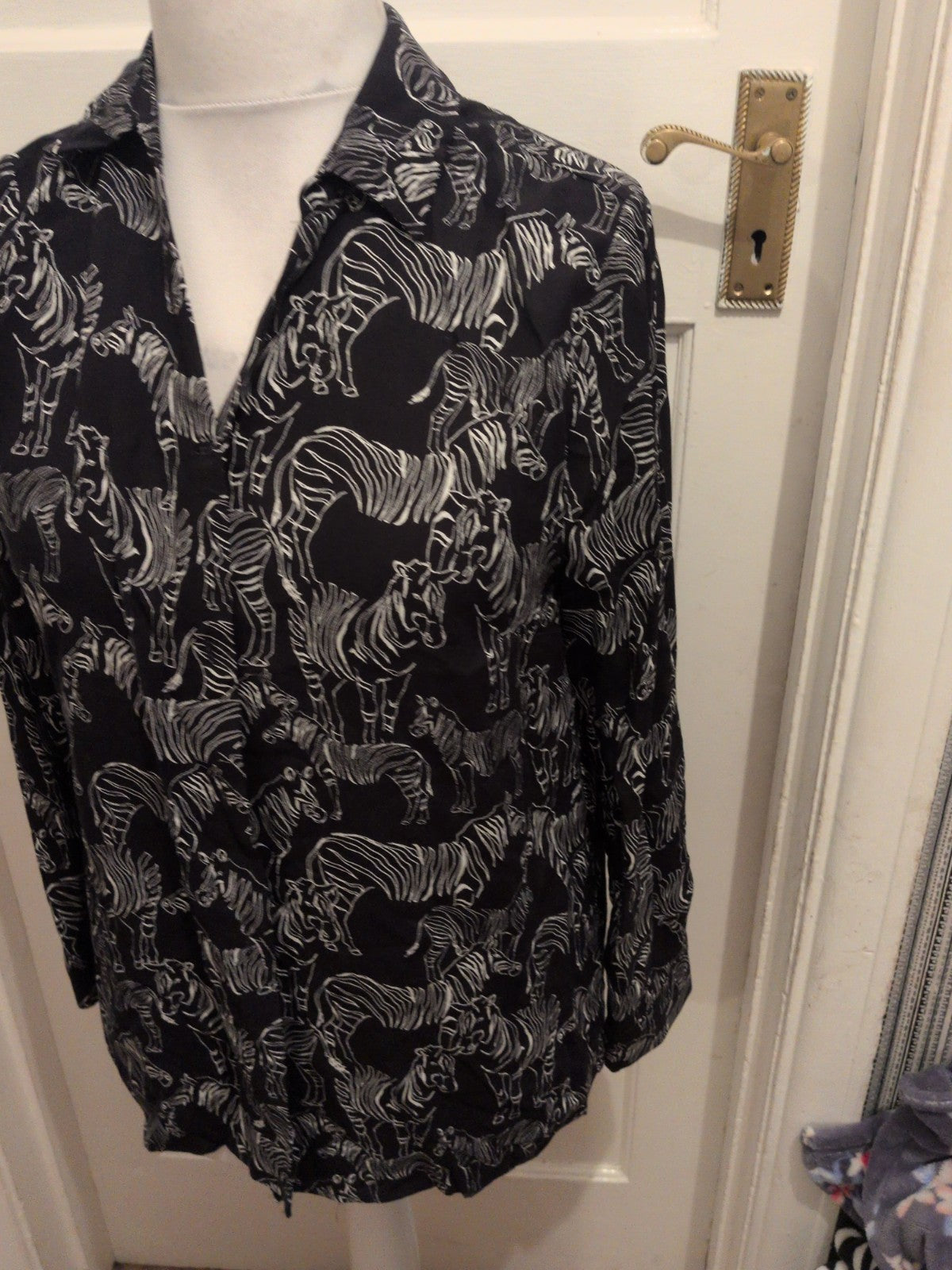Tu 14 Black And White Tiger Printed Long Sleeve Collared Buttoned Shirt Blouse