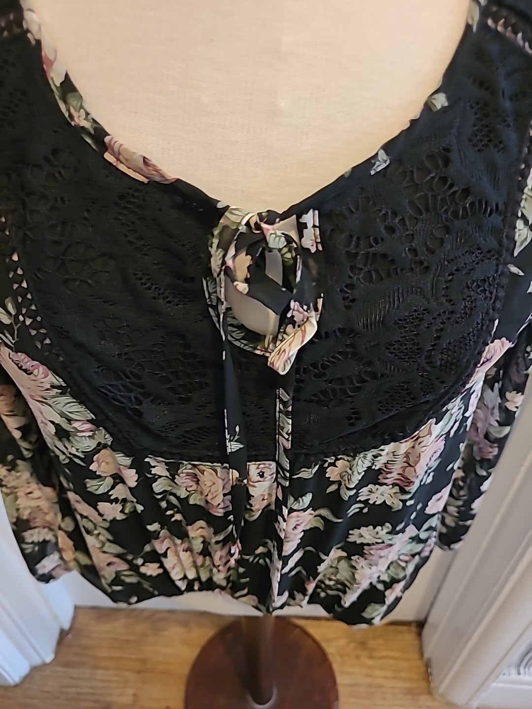 Ladies Select Bubblehem Blouse Size 6 Long Sleeved Black Floral