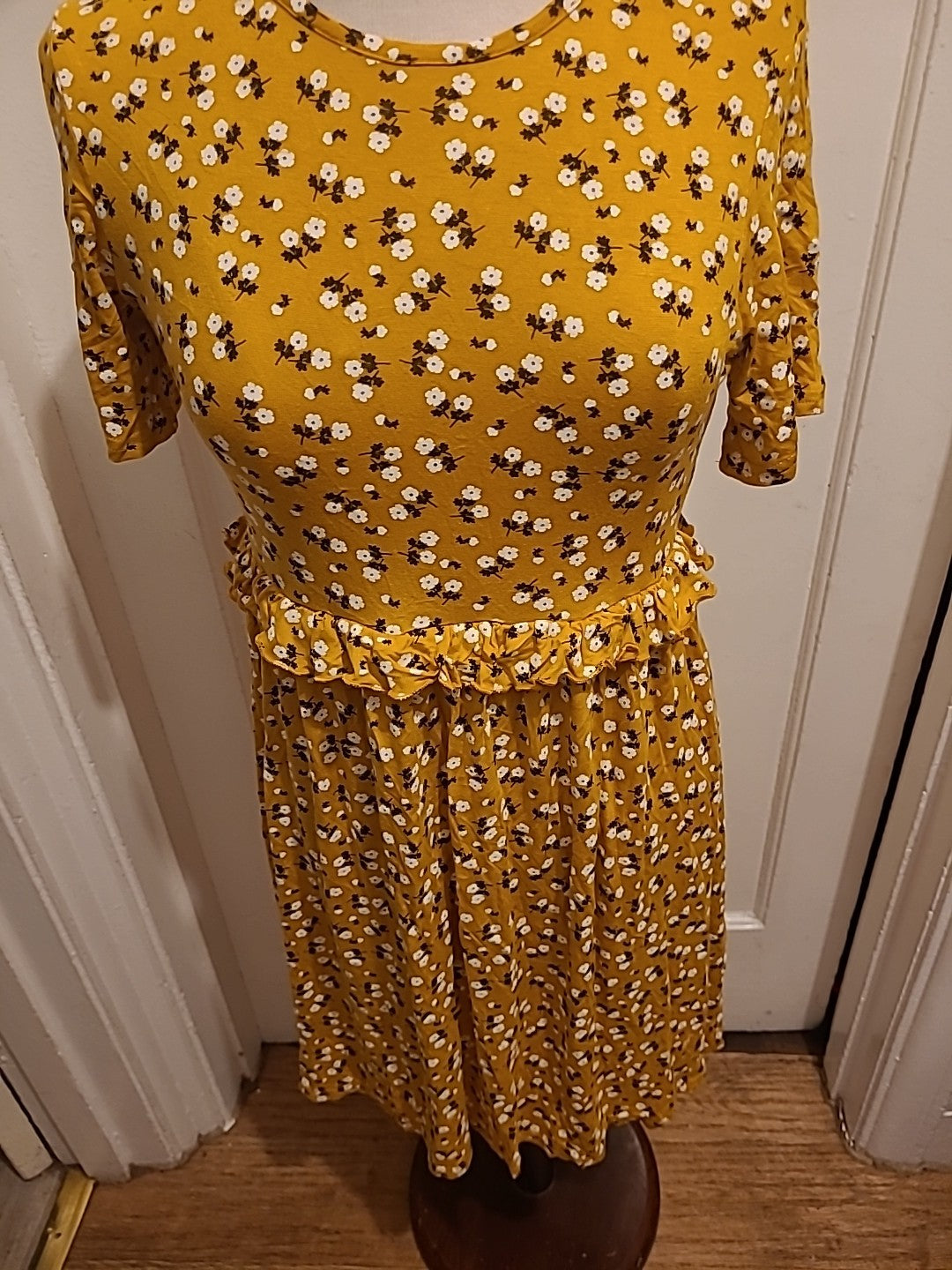 Ladies Boohoo Size 12 Mustard Floral Short Sleeved Dress