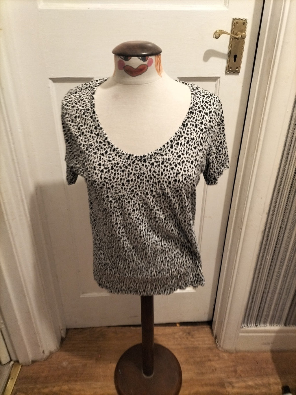 Ladies Nutmeg Size 14 Loose Fit Black White Tshirt