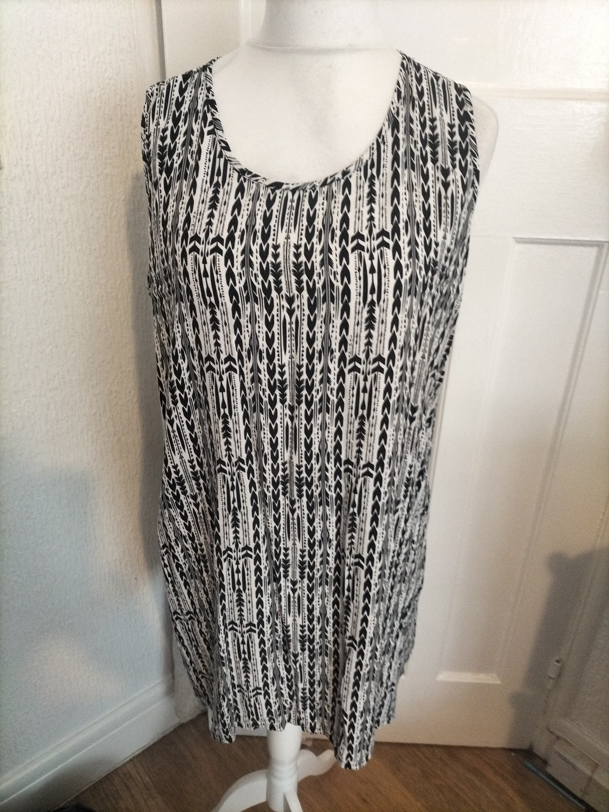 Ladies Animal Size 16 Black And White Patterned Sleeveless Round Neck Blouse