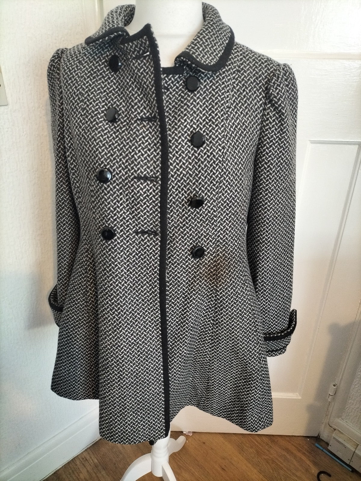Ladies New Look Size 14 Fleck With Red Lining Jacket