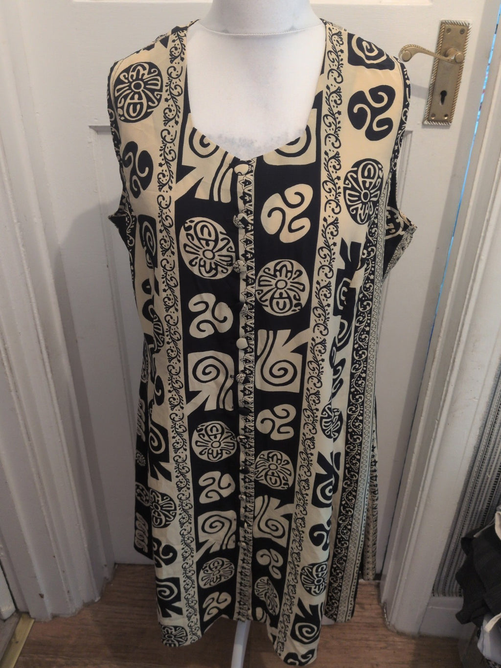 Feminine 26 Beige And Black Sleeveless Long Length Dress