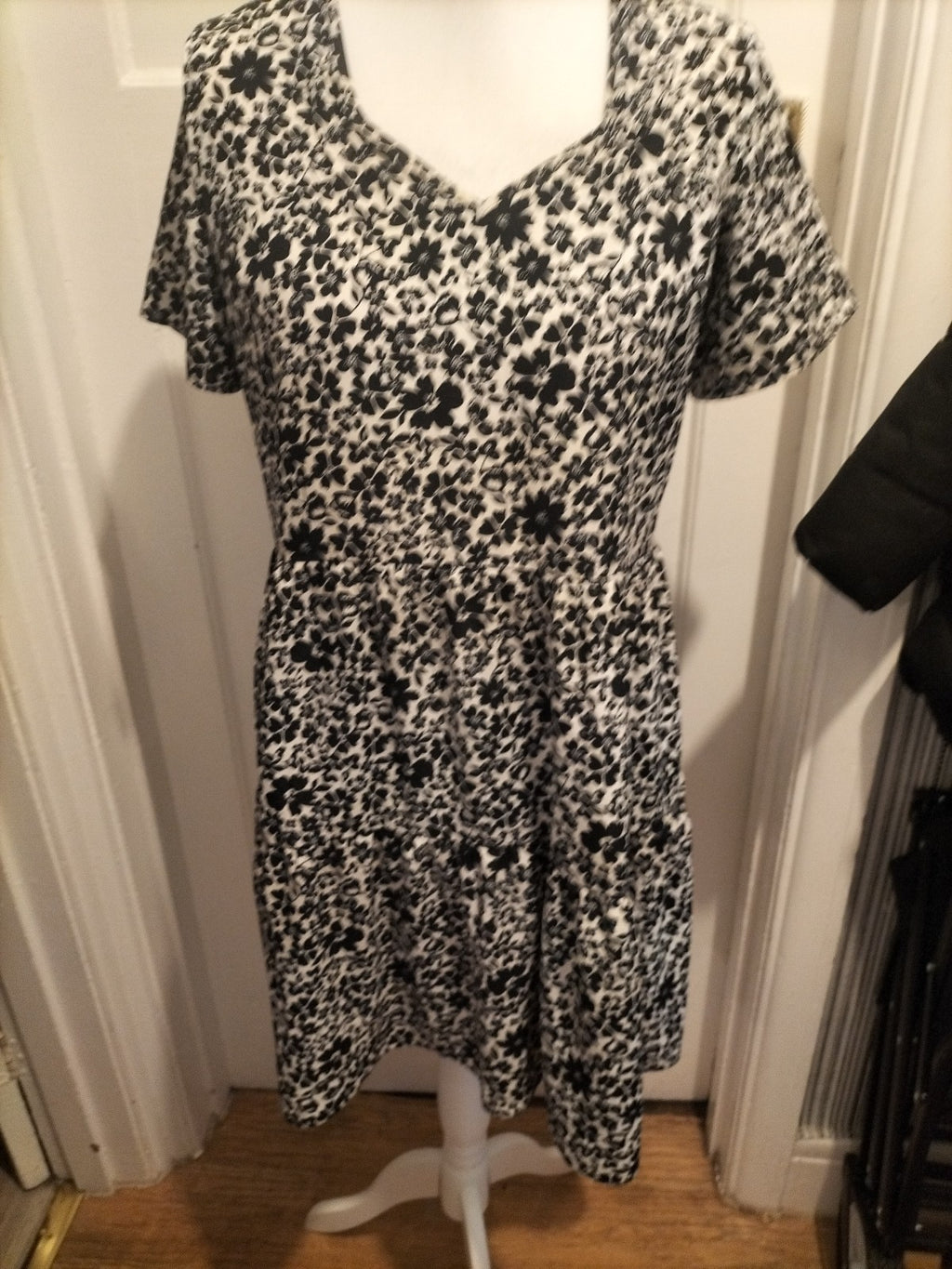 Ladies Peacocks Size 10 Black And White Floral Short Sleeved Dress