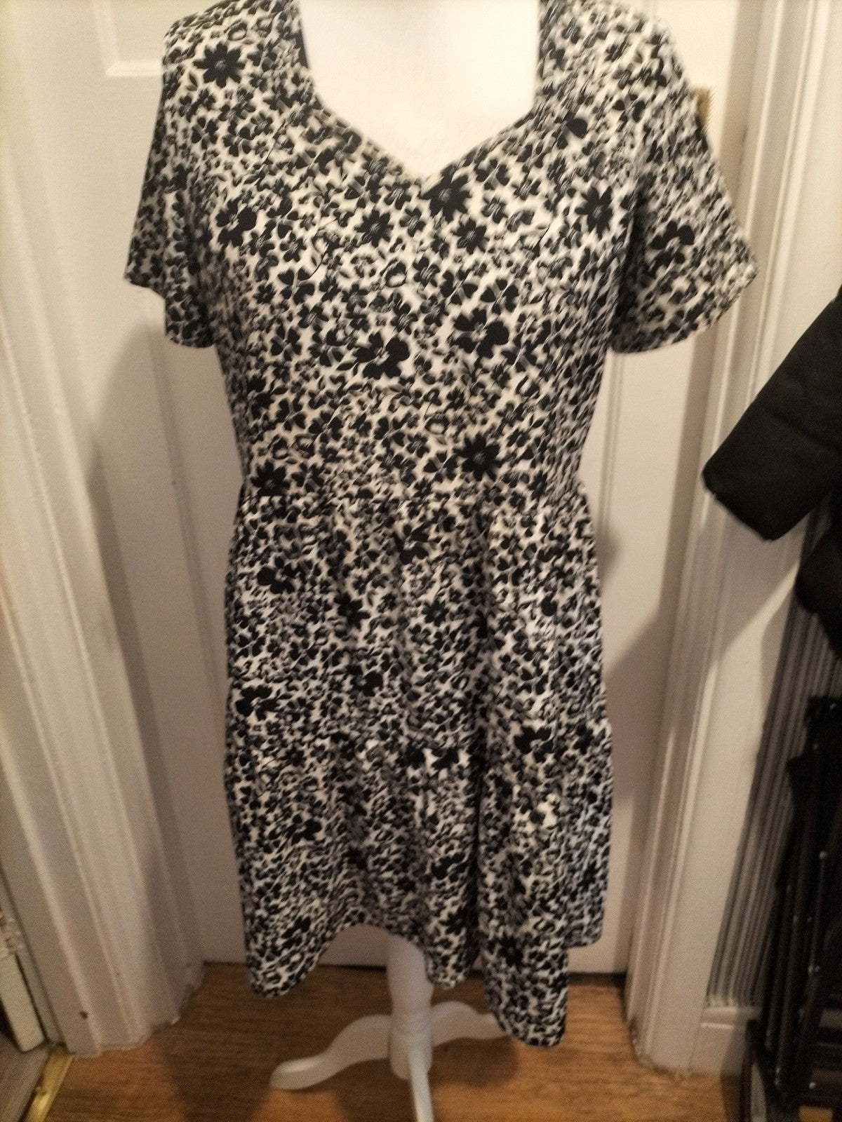 Ladies Peacocks Size 10 Black And White Floral Short Sleeved Dress