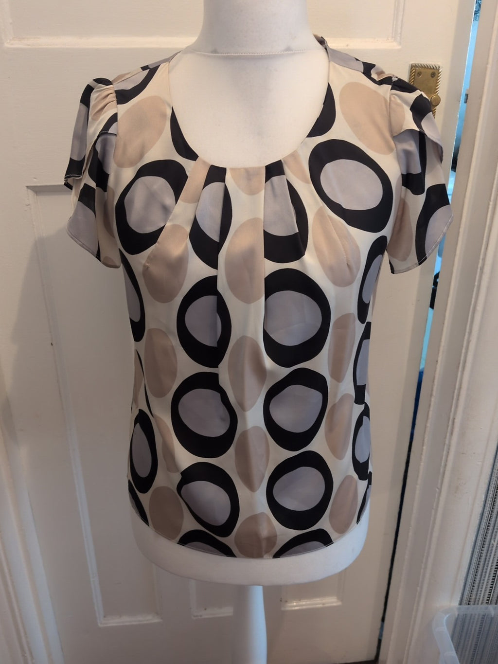 CC 10 Beige Black And Grey Circle Pattern Short Sleeve Blouse