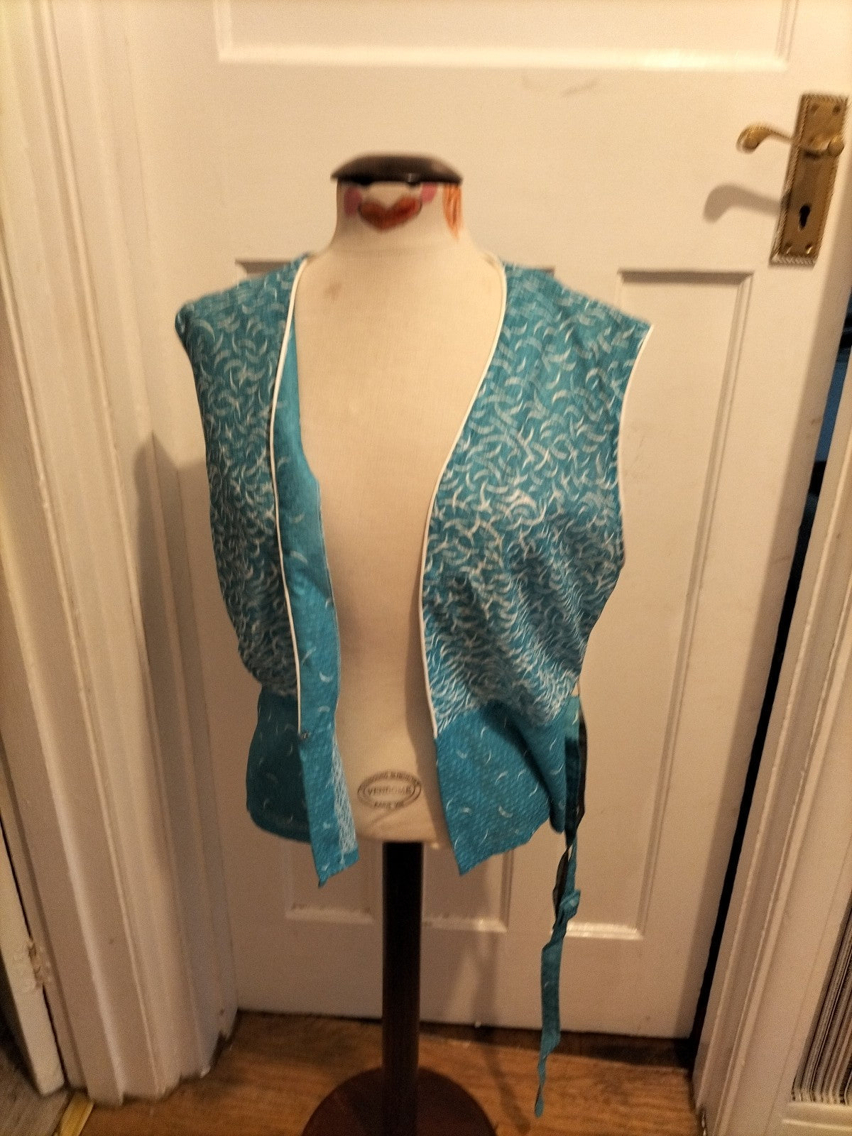 Ladies Size XL Vintage Blue White Sleeveless Blouse