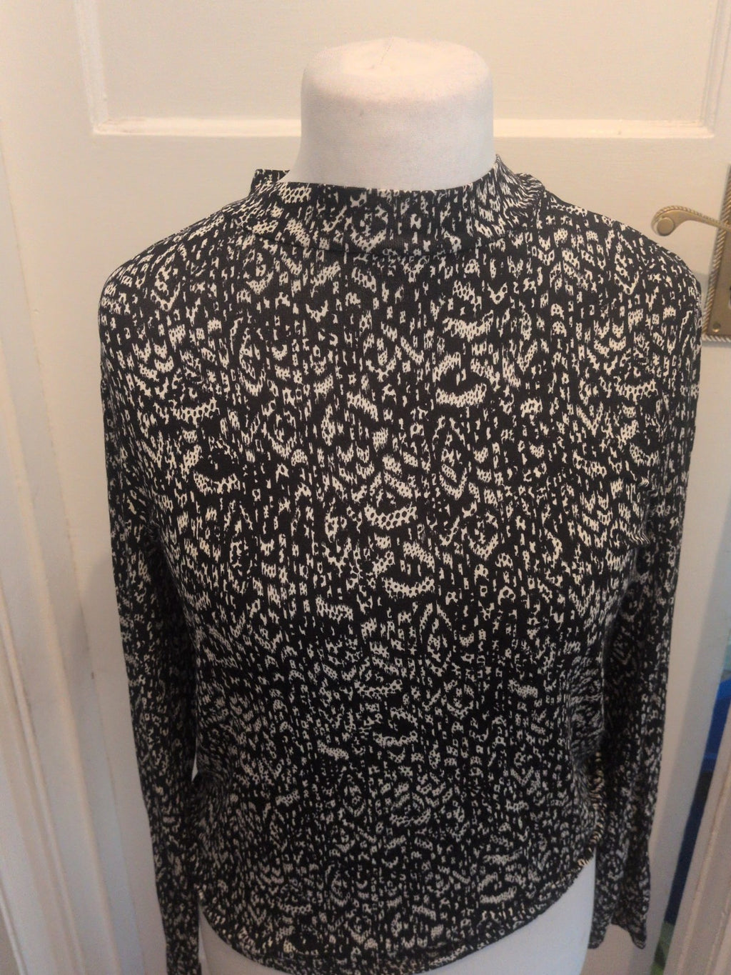 Ladies Papaya Size 14 Black And White High Neck Long Sleeved Top Free Delivery
