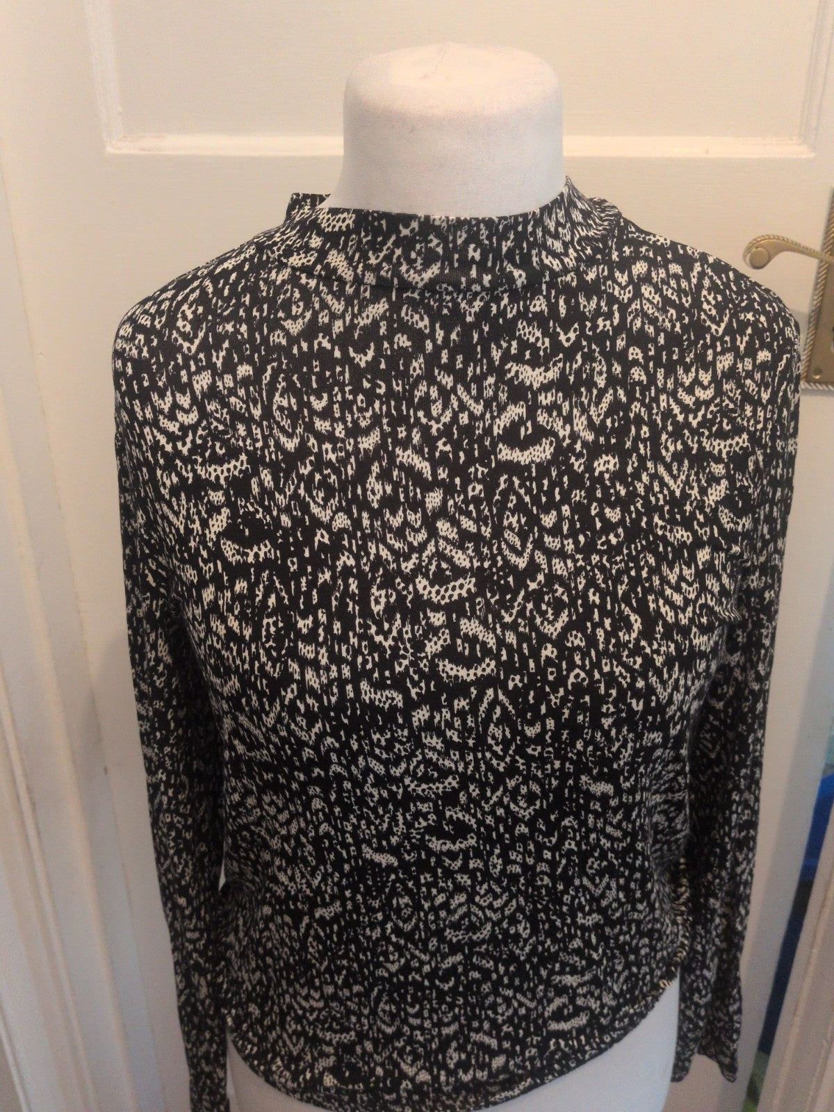 Ladies Papaya Size 14 Black And White High Neck Long Sleeved Top Free Delivery