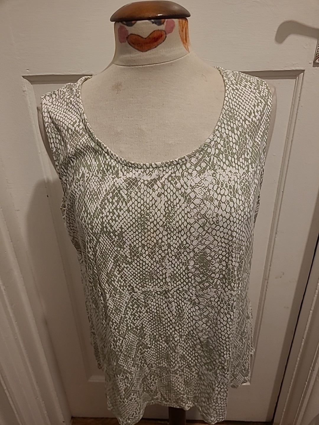 Ladies Bonmarchè Size 20 Pale Green And White Patterned Sleeveless Tee