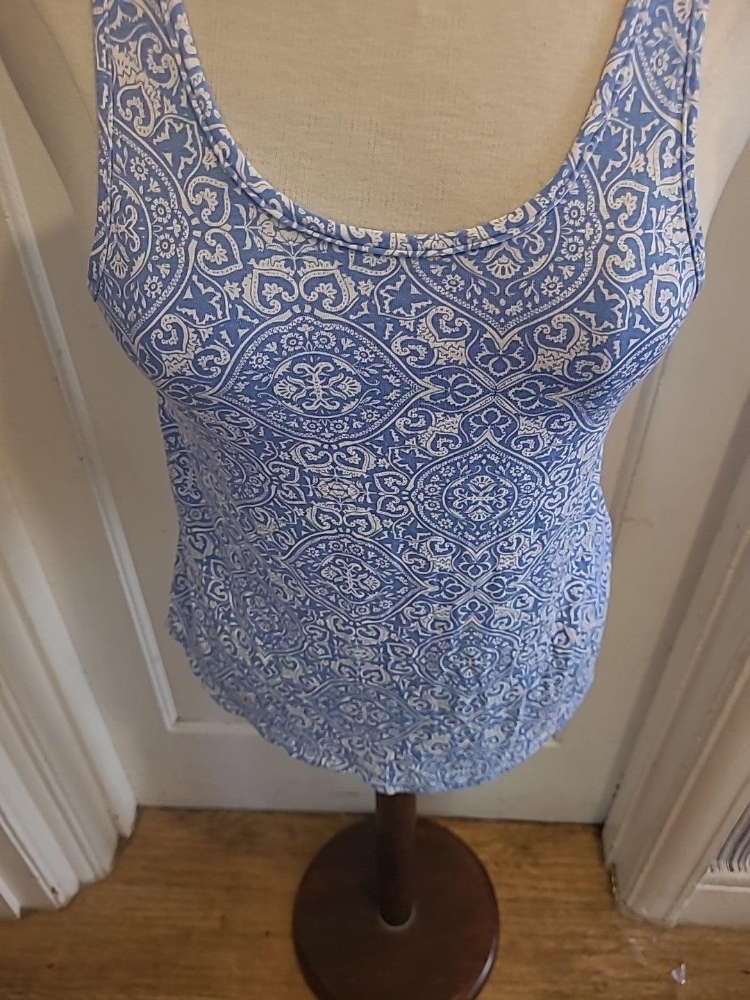Ladies Peacocks Size 10 Blue White Aztec Style Sleeveless Tshirt