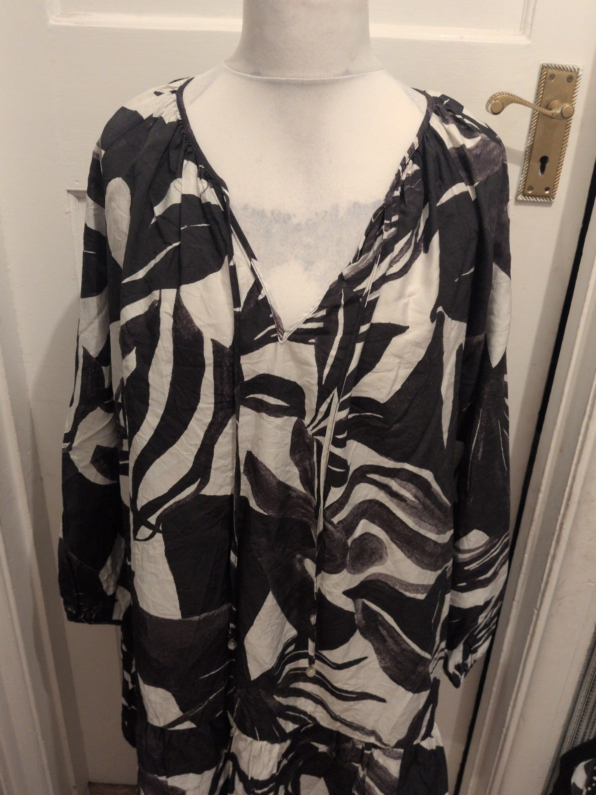 Ladies H&M Size XL Black And White Long Sleeve V Neck Blouse