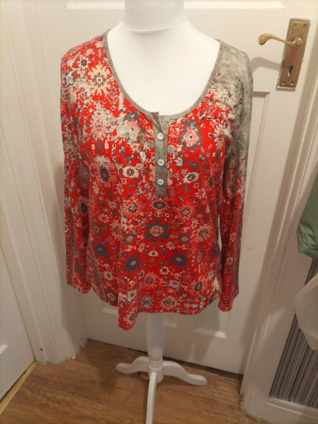 Ladies Size 2XL Red Patterned Long Sleeved Blouse