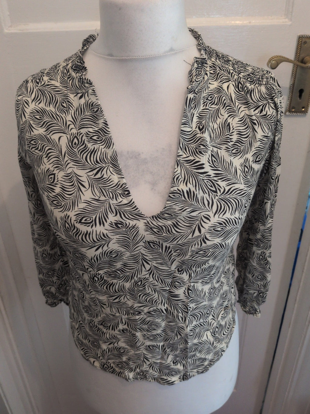 H&M 6 Peacock Pattern Feather Cream And Black 3/4 Sleeve Blouse