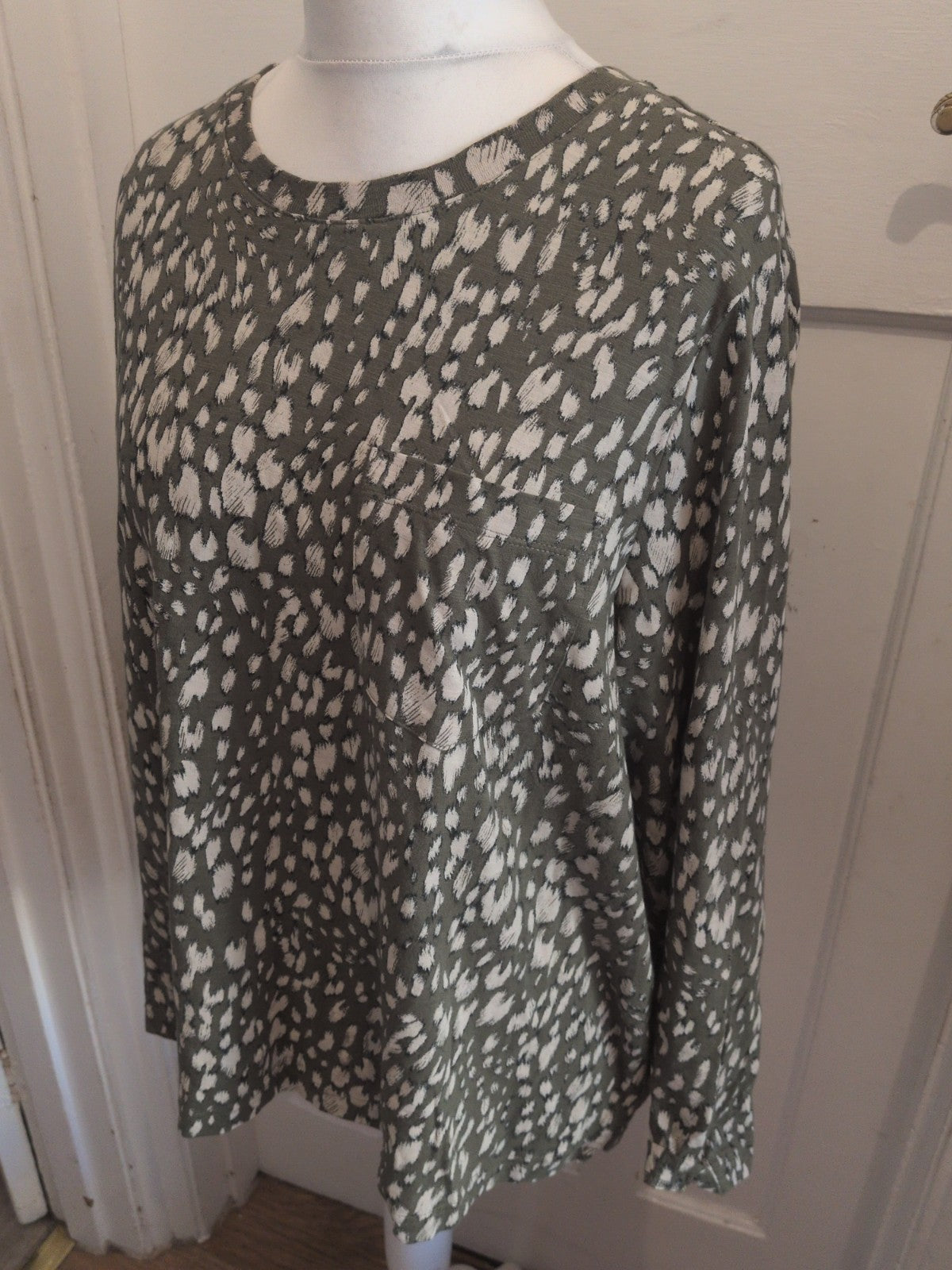 Ladies Marks And Spencer Size 22 Green And White Long Sleeve Blouse