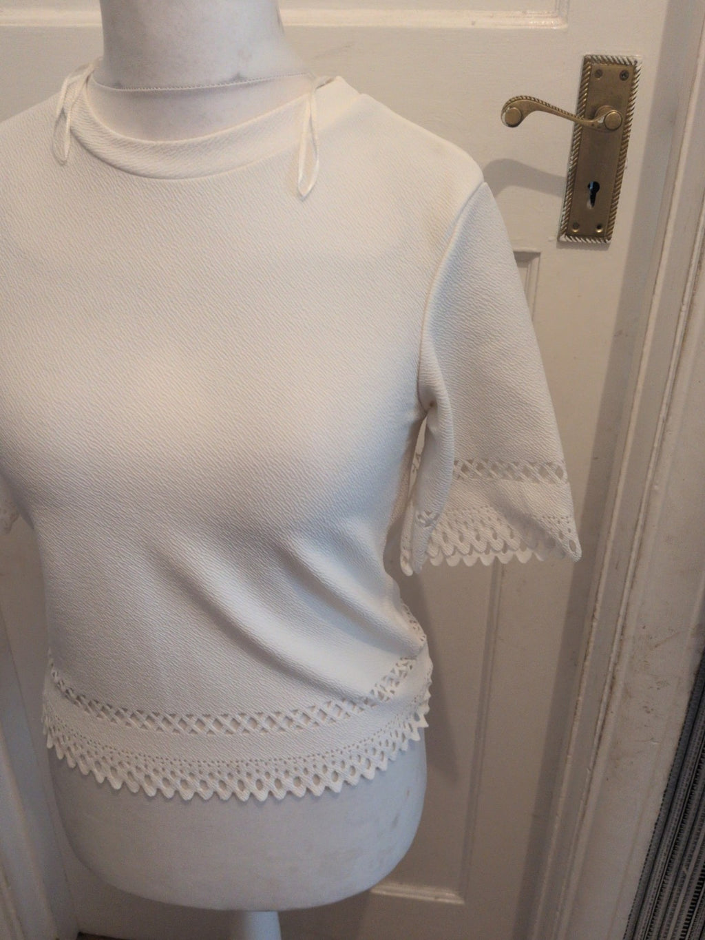 Ladies Select Size 8 White Short Sleeve Patterned Hems T-shirt Light Marking