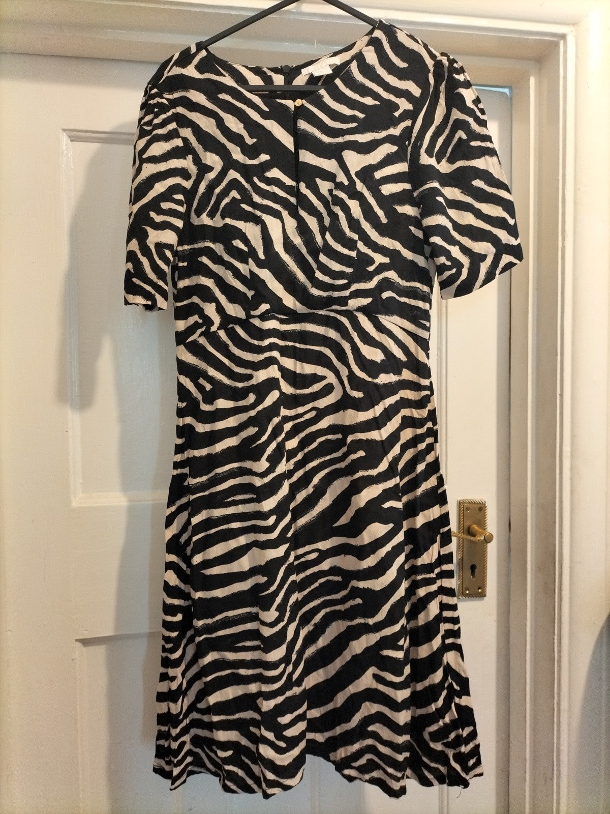 Ladies H+M Size 6 Beige/Black Short Sleeved Dress