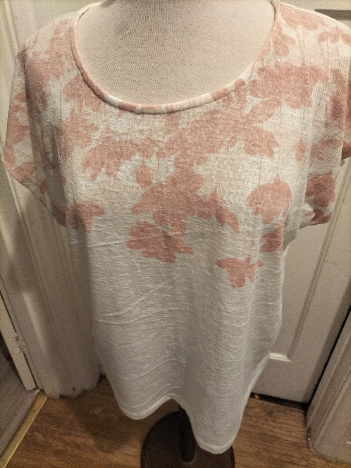 Ladies Size Medium Peach And White Short Sleeved Tshirt