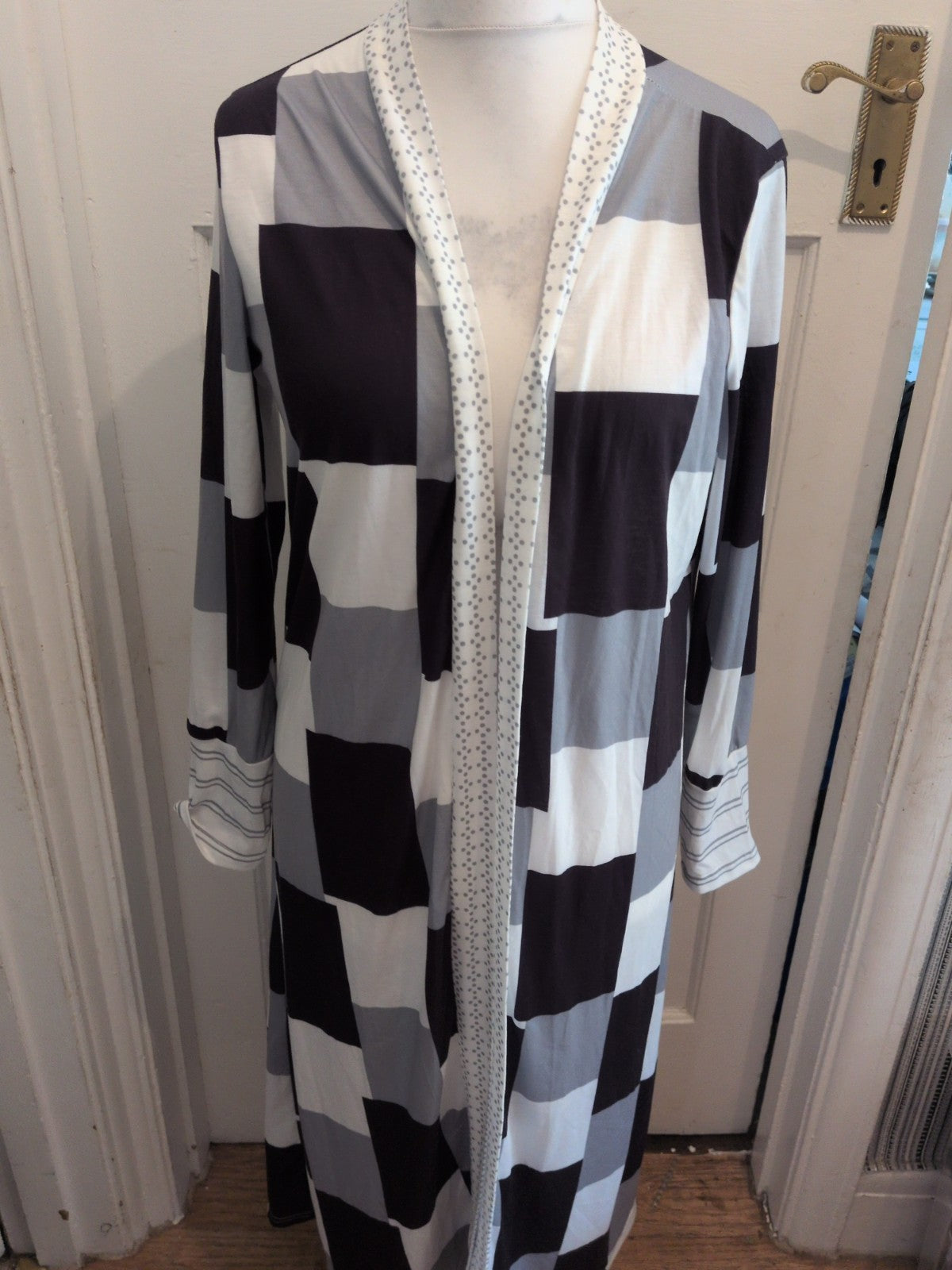 Ladies Size XL Grey White Black With Spotty Hem Long Length Blouse